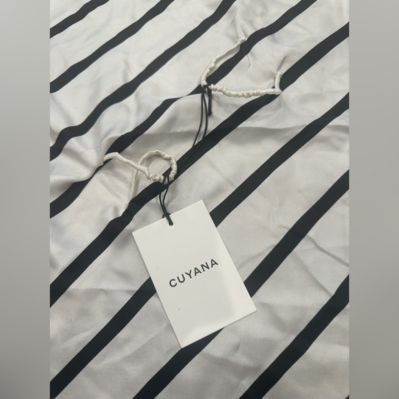 Cuyana 100% silk black and white scarf NWT - Picture 2 of 6